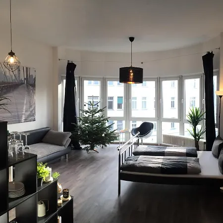Künstlerisches Glasfront-apartment Hotel *